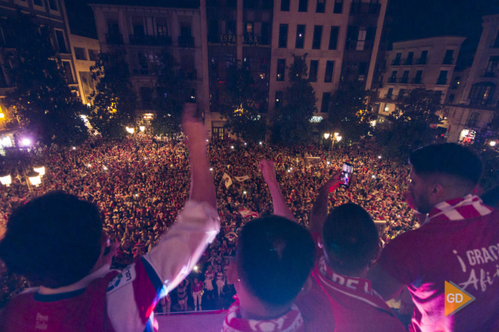 Celebración del ascenso del Granada CF a Primera División en la fuente de las Batallas y el Ayuntamiento de Granada