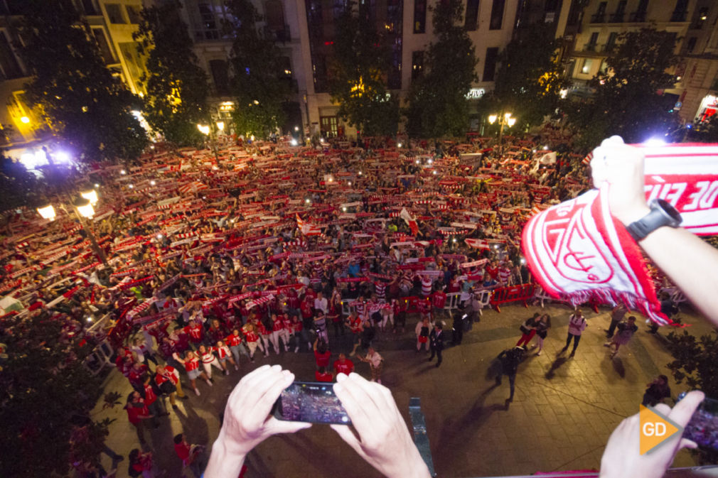 Celebración del ascenso del Granada CF a Primera División en la fuente de las Batallas y el Ayuntamiento de Granada