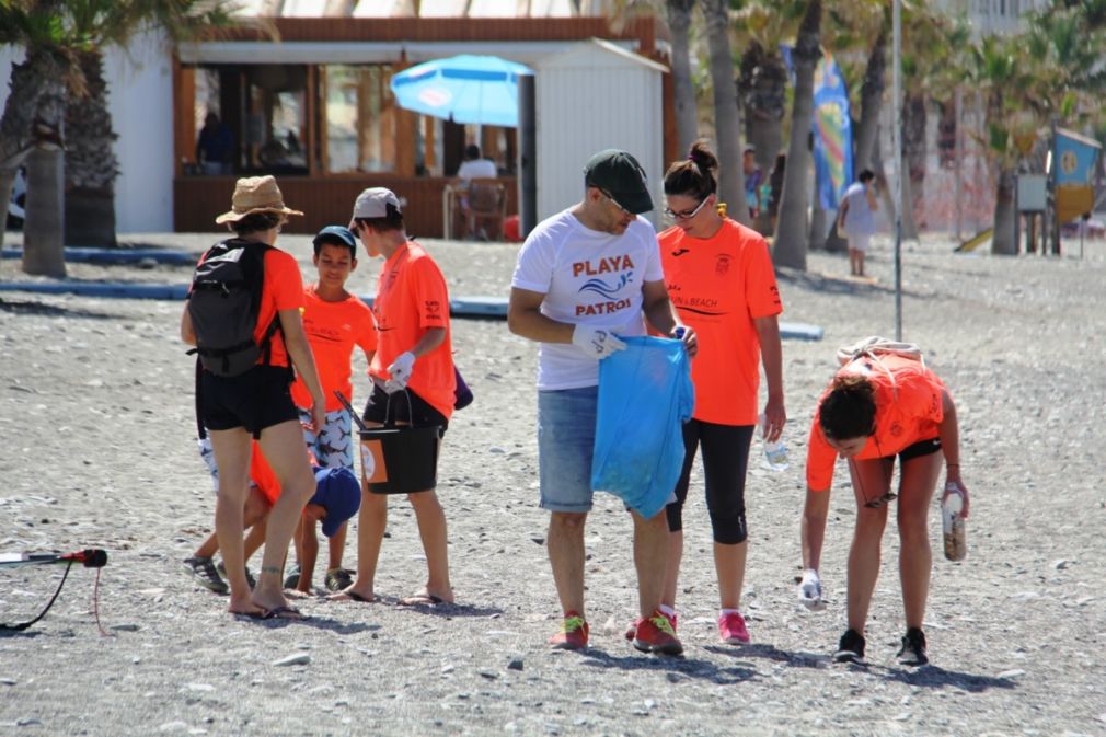 EQUIPO DE LIMPIEZA EN PLENA RECOGIDA 19