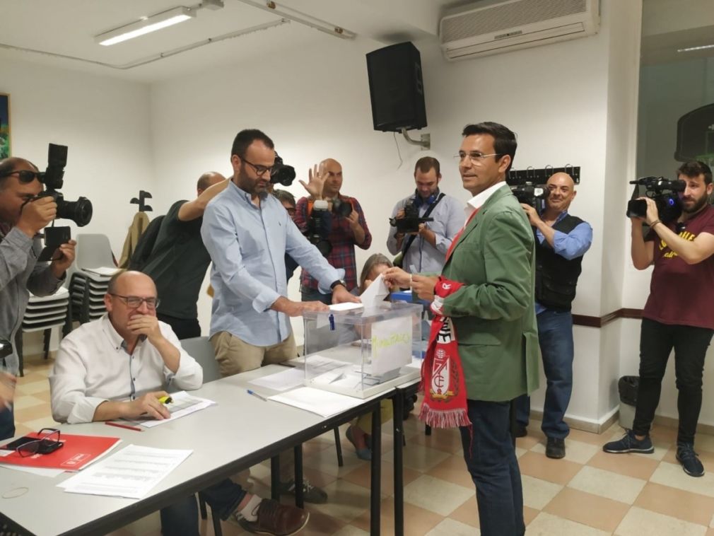 El alcalde de Granada, Francisco Cuenca (PSOE), vota el 26M