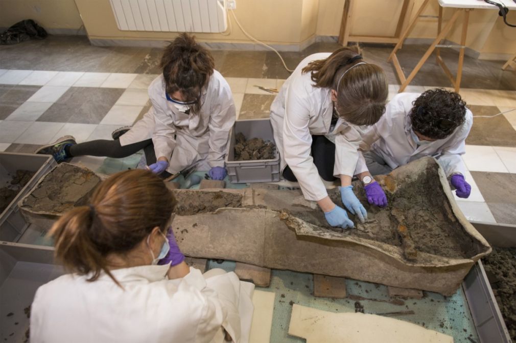 Trabajos en el sarcófago romano hallado en Granada
