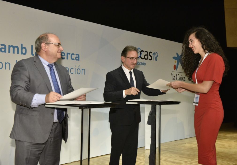 EuropaPress_2271063_Una_estudiante_granadina_recibe_una_beca_'la_Caixa'