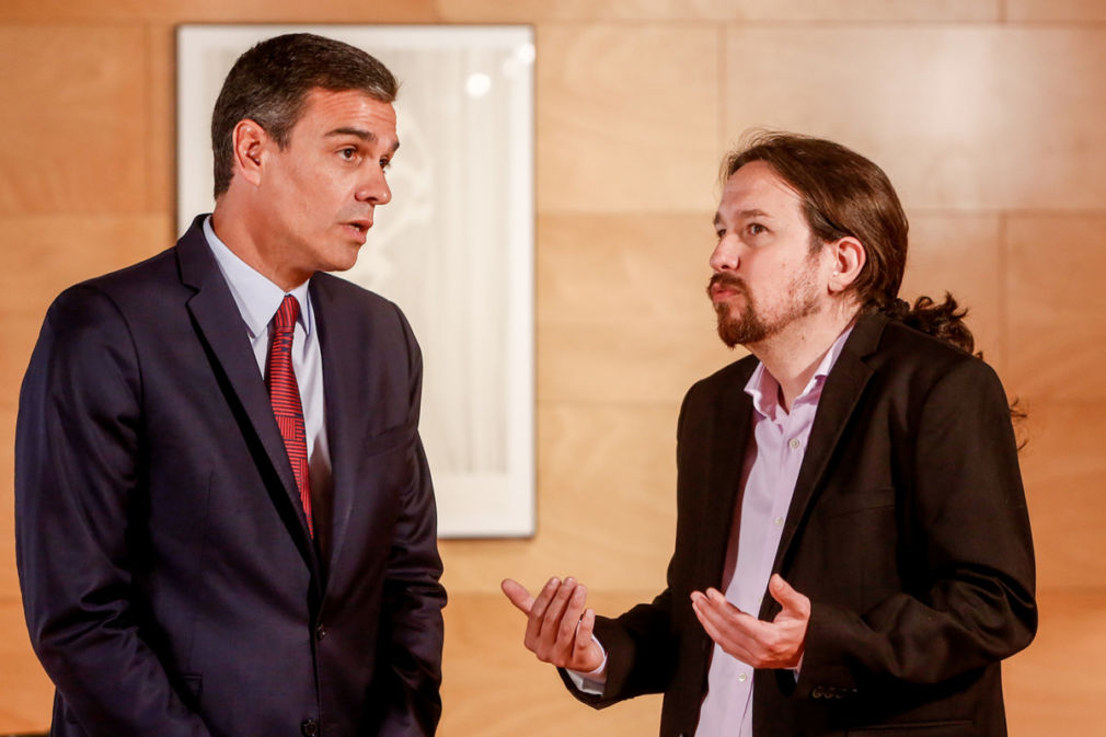 El presidente del Gobierno en funciones, Pedro Sánchez (1i), se reúne con el secretario general de Unidas Podemos, Pablo Iglesias (2i), de cara a la sesión de investidura que comienza el 22 de julio.