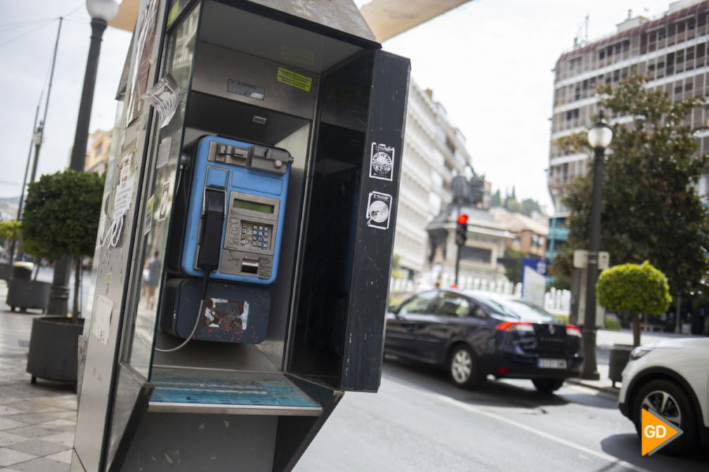 Reportaje cabinas telefonica y de informacion turistica en Granada
