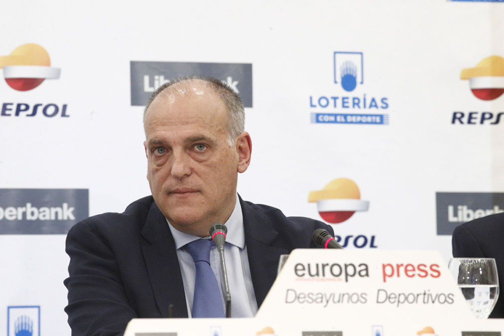 El presidente de LaLiga, Javier Tebas, interviniendo en un desayuno deportivo de Europa Press en el Hotel InterContinental de Madrid.