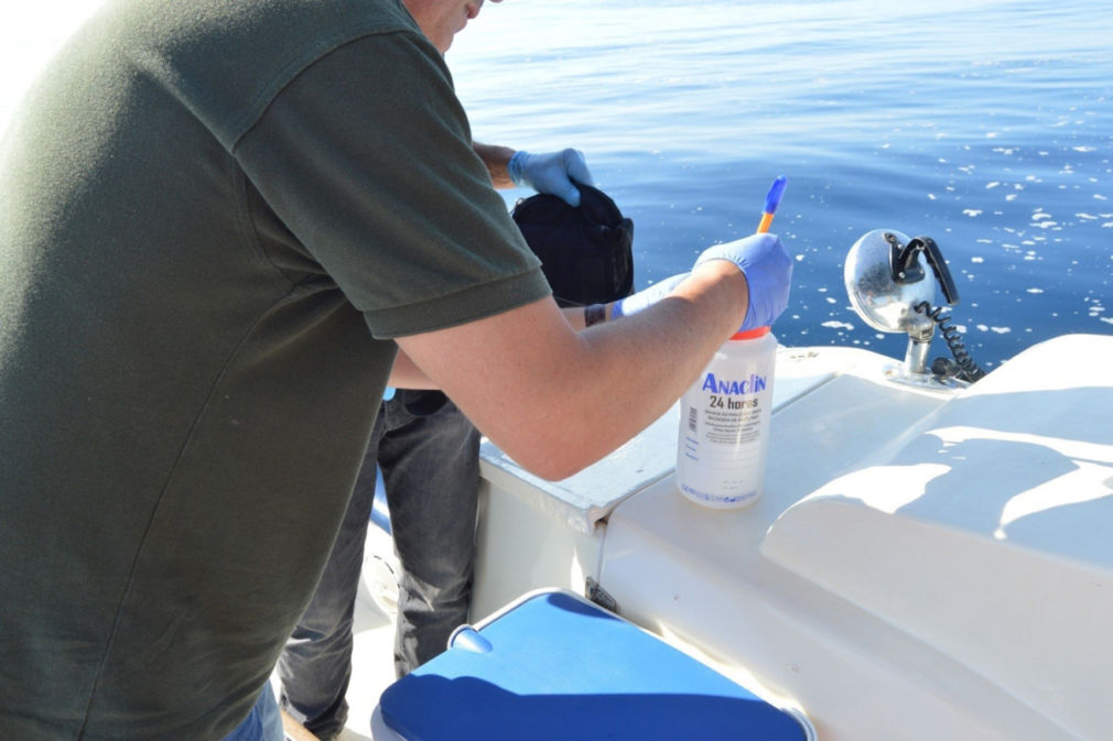 Seprona y Ayuntamiento toman muestras de una mancha en el mar de Salobreña