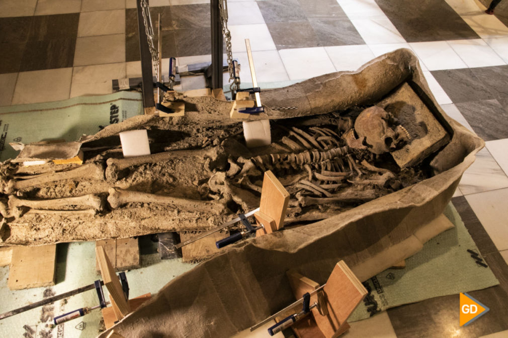 restos del cuerpo humano encontrado en el interior de un sarcofago de plomo en Granada