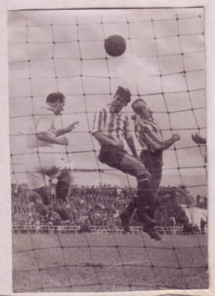 César entre Marín y el céltico Deva marca de cabeza a la salida de un córner el gol número uno del Granada en Primera