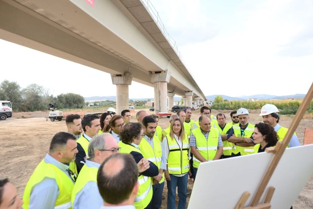 Finaliza la colocación de las vigas del nuevo puente de Huétor Tájar
