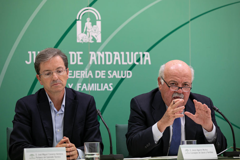 El consejero de Salud y Familias, Jesús Aguirre (d) junto al portavoz del gabinete técnico de la consejería, José Miguel Cisnero (i) informan sobre la activación de una nueva alerta alimentaria nacional por listeria