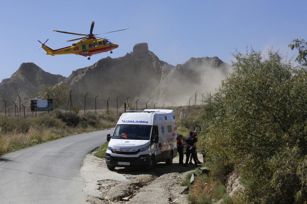 Servicios sanitarios junto al lugar del accidente en la pirotecnia de Guadix