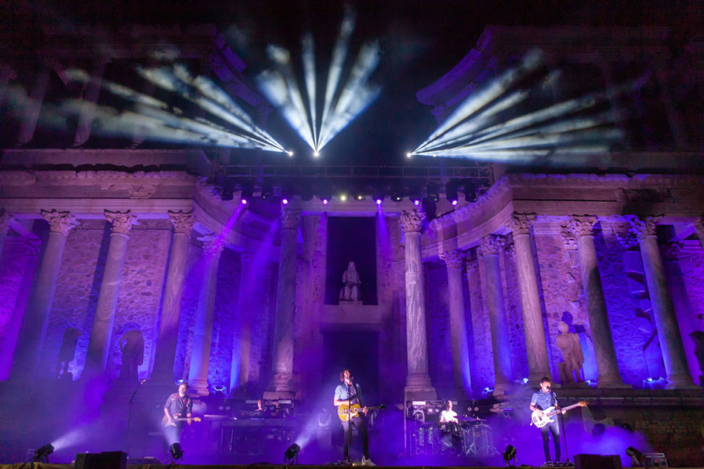 Izal durante su actuación en el Teatro Romano iluminado de violeta contra el machismo