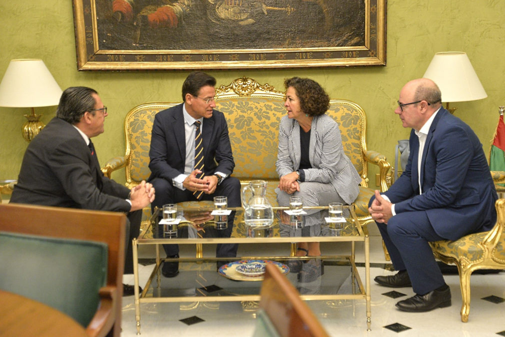 Reunión del alcalde, Luis Salvador, y la rectora de la Universidad de Granada.