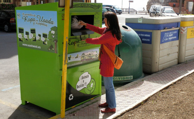Llega el frío y el cambio de armario: reciclar tu ropa usada en Granada