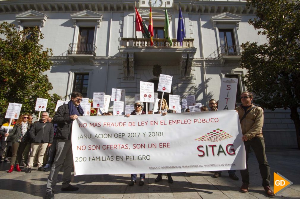 Concentración de los trabajadores interinos del Ayuntamiento de Granada