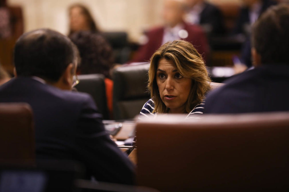 La secretaria general y presidenta del grupo parlamentario del PSOE-A, Susana Díaz, en el salón de Plenos