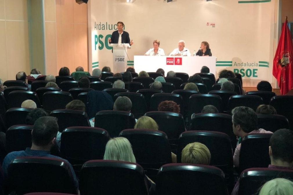 El secretario general del PSOE de Granada capital, Francisco Cuenca, interviene este sábado ante la asamblea extraordinaria celebrada para la elección del comité de campaña de las elecciones generales del 10 de noviembre.