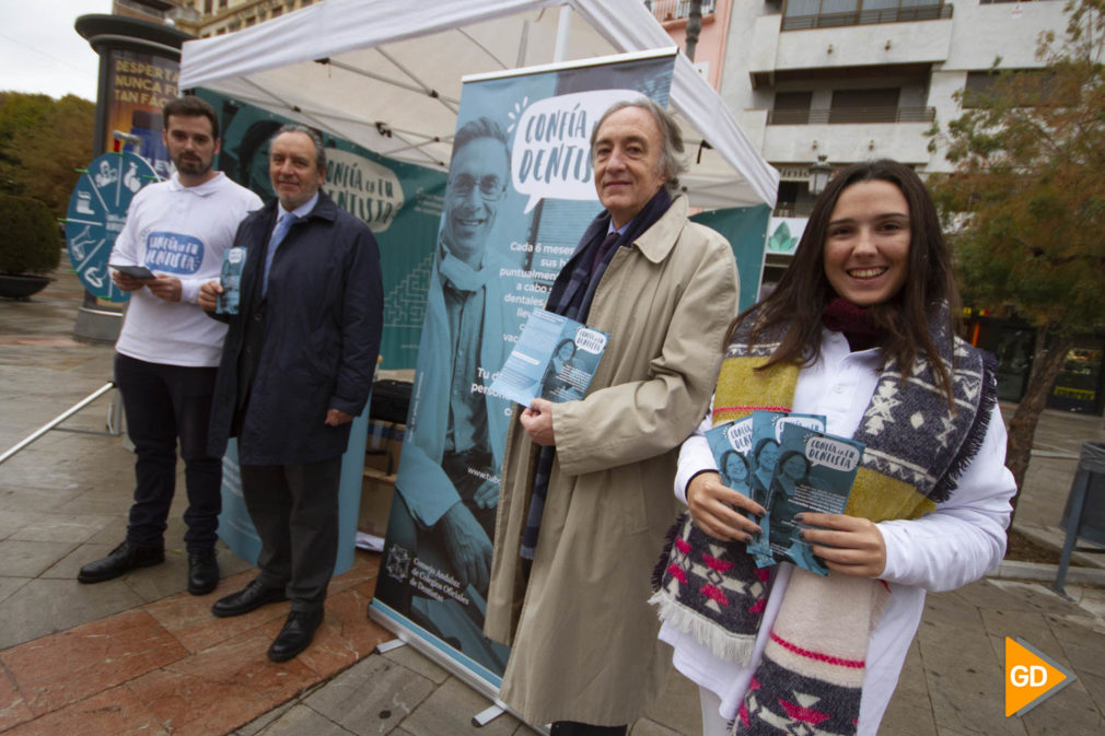 El delegado territorial de Salud y Familias de la Junta en Granada  y el vicepresidente del Colegio de Dentistas de Granada visitan la carpa de Confia en tu dentista