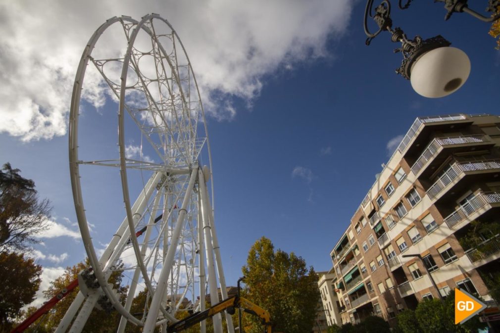 Montaje de la noria en el centro de Granada