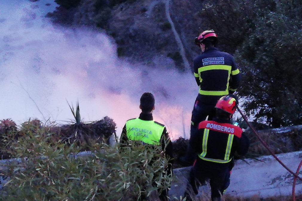 Granada.- Sucesos.- Un incendio en zona de matorral afecta al entorno de la playa de El Muerto de Almuñecar