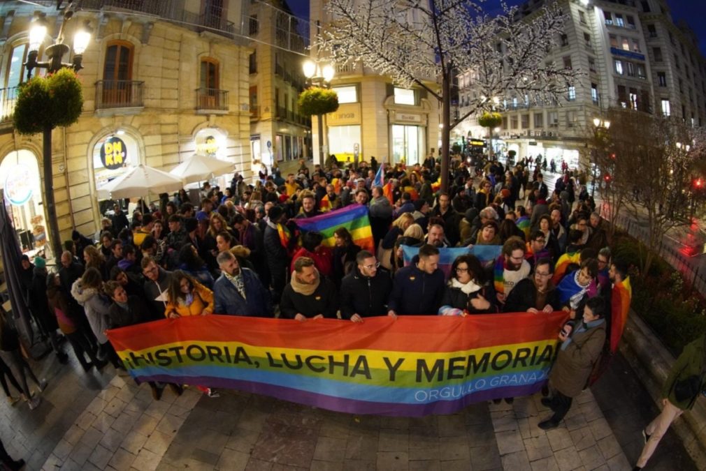 Granada.- Colocan banderas Lgtbi en semáforos como protesta por su repintado en negro por el Ayuntamiento