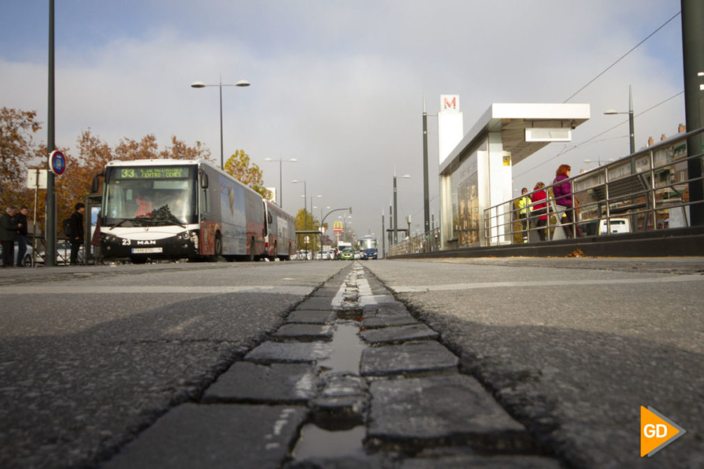 carril de adoquines en la estacion de autobuses de Granada