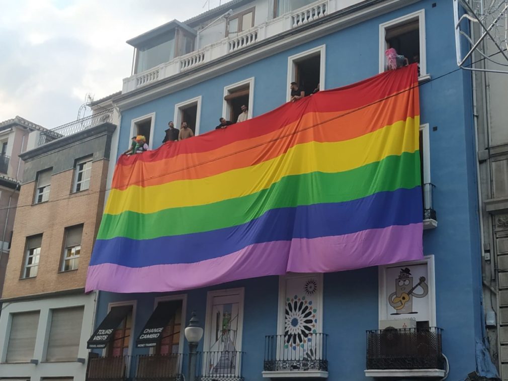 bandera arcoiris en Reyes Catolicos