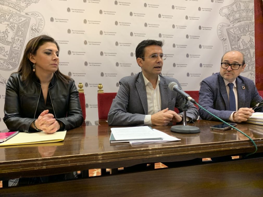 Cuenca en rueda de prensa, junto a su equipo de presupuestos