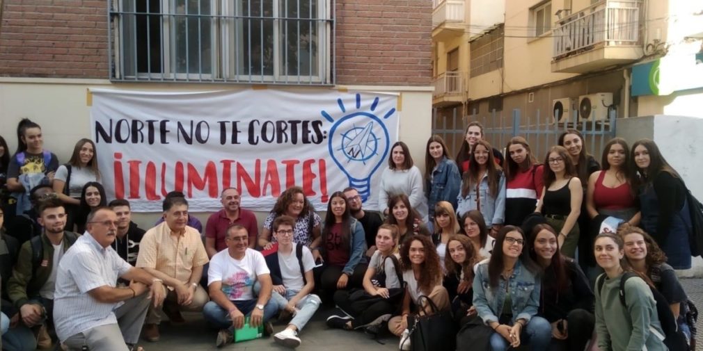 Granada.- Alumnos de la Universidad trasladan sus clases al encierro contra los cortes de luz en la zona norte