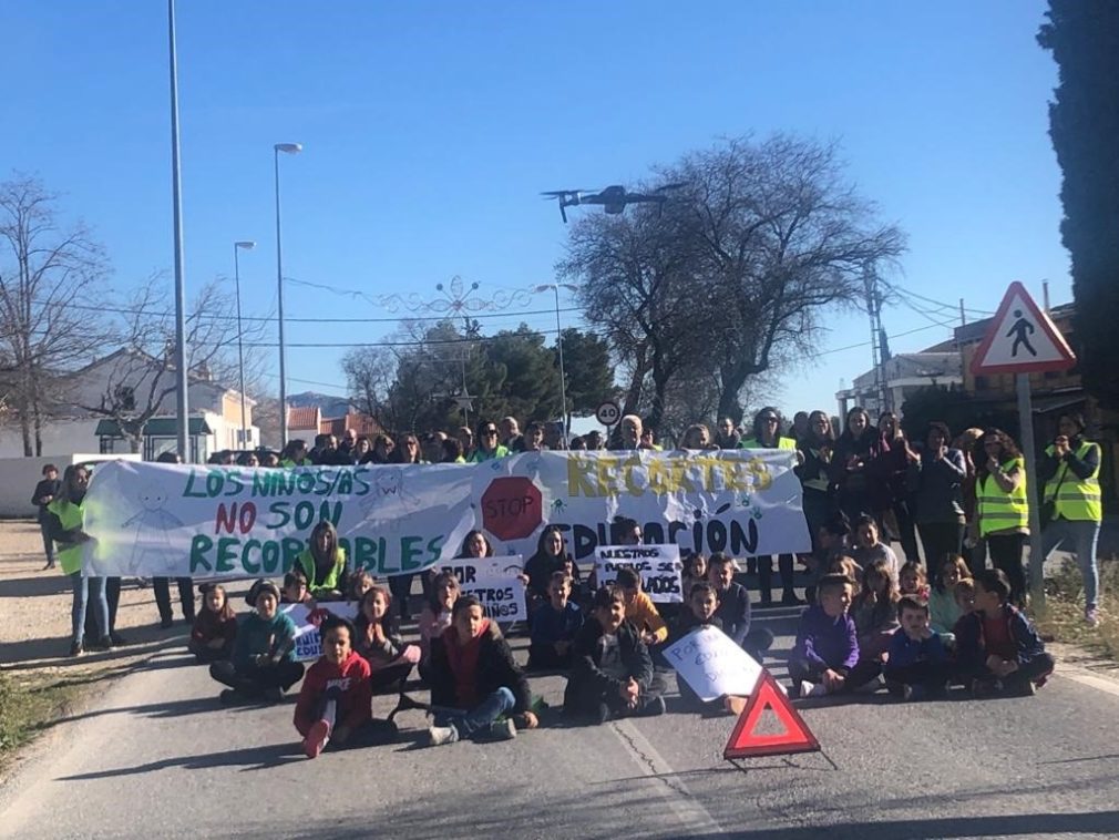 Granada.- Más de 200 personas cortan la A-326 en Castril como protesta contra la unificación de colegios del municipio