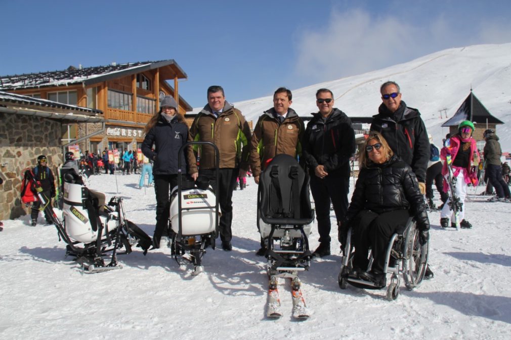 Granada.- Bankia entrega tres equipos adaptados a Sierra Nevada para esquiadores con discapacidad
