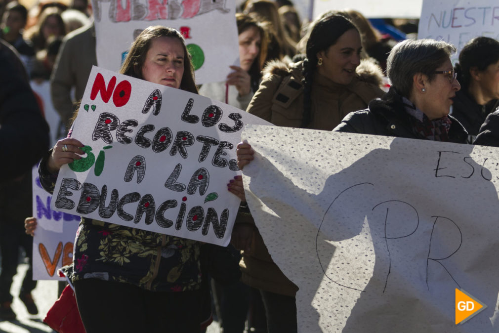 manifestacion en contra de cierre de los colegios rurales de Granda