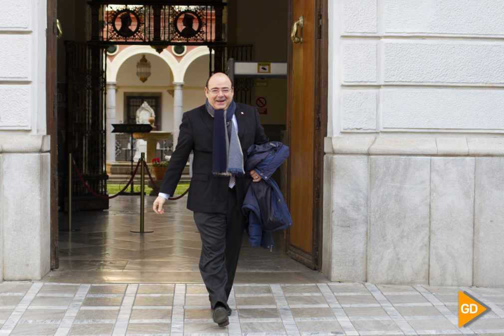 Salida de Sebastian Perez del pleno del Ayuntamiento de Granada de mes de enero