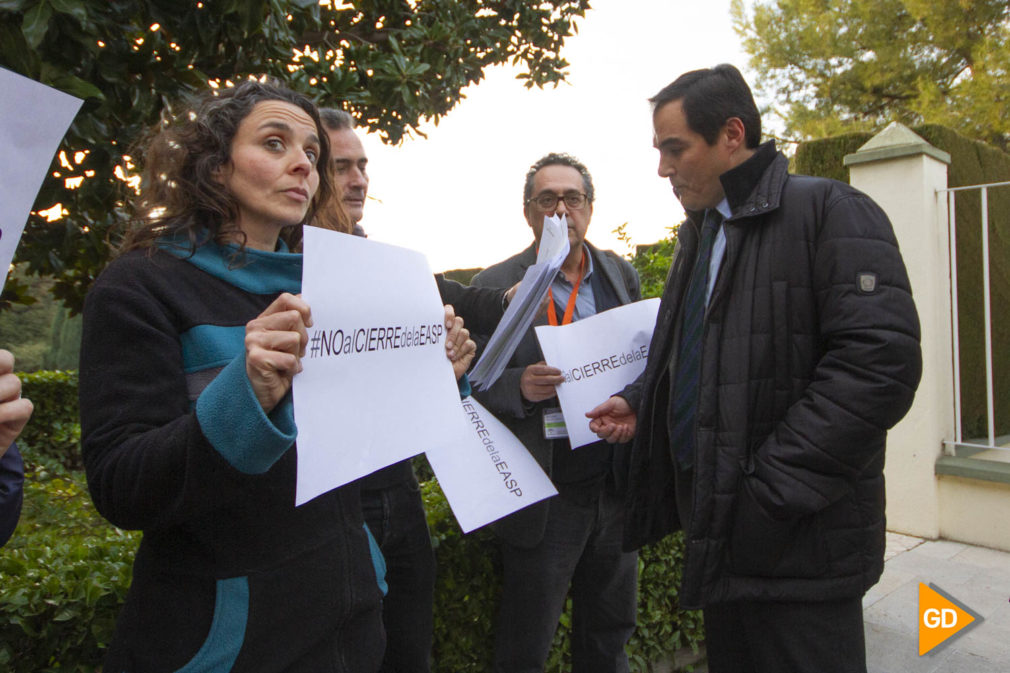 Reunión entre la directora de la Escuela Andaluza de Salud Pública, representantes de los trabajadores y dirigentes del PP para hablar del futuro del ente público