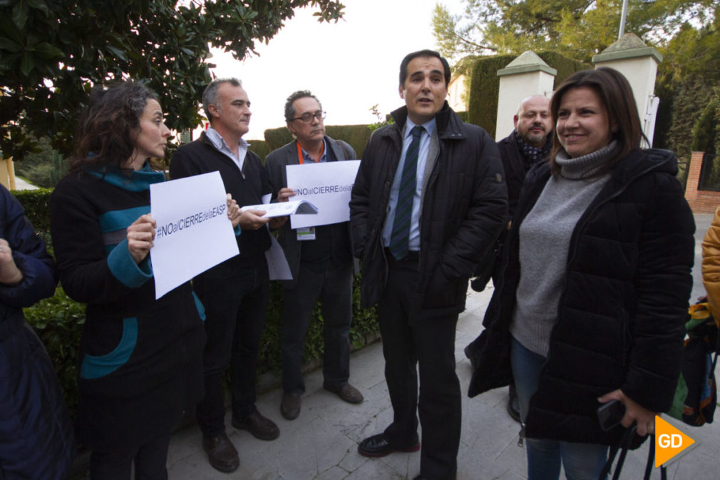 Reunión entre la directora de la Escuela Andaluza de Salud Pública, representantes de los trabajadores y dirigentes del PP para hablar del futuro del ente público