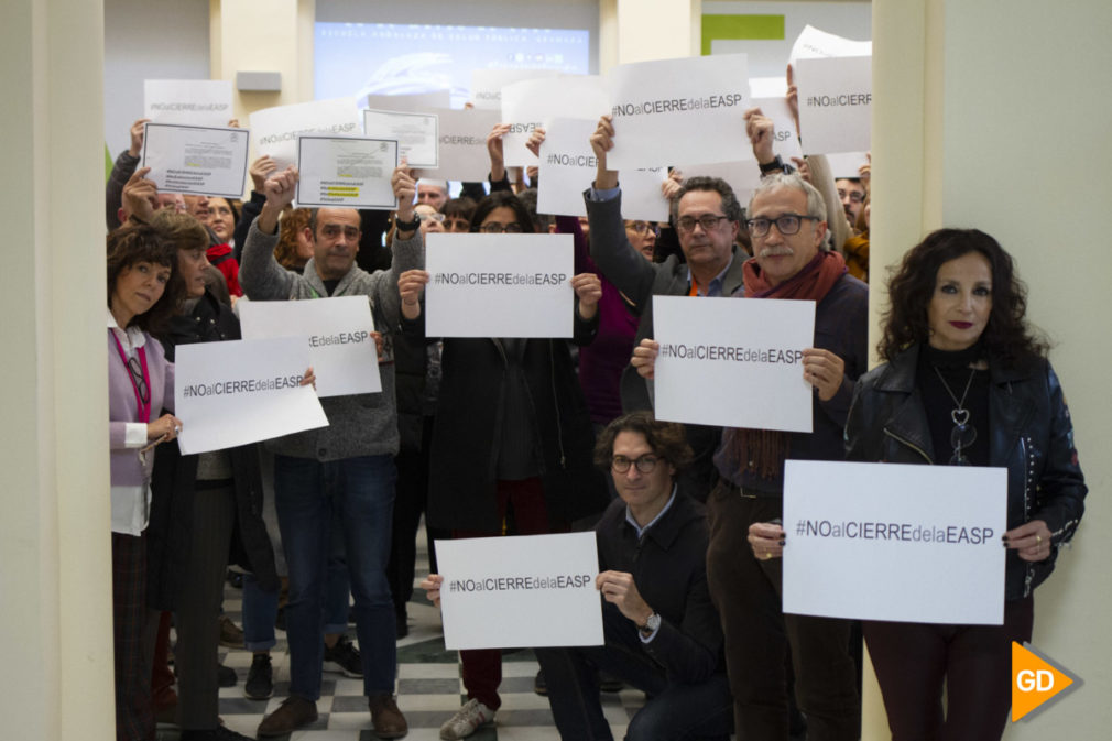 Reunión entre la directora de la Escuela Andaluza de Salud Pública, representantes de los trabajadores y dirigentes del PP para hablar del futuro del ente público