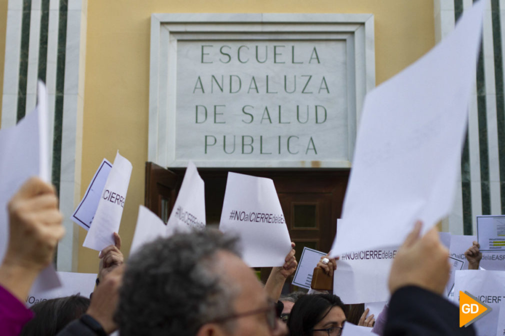 Reunión entre la directora de la Escuela Andaluza de Salud Pública, representantes de los trabajadores y dirigentes del PP para hablar del futuro del ente público