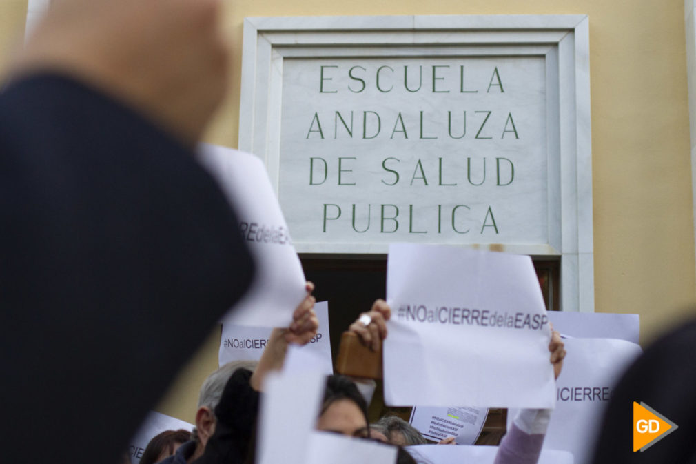 Reunión entre la directora de la Escuela Andaluza de Salud Pública, representantes de los trabajadores y dirigentes del PP para hablar del futuro del ente público