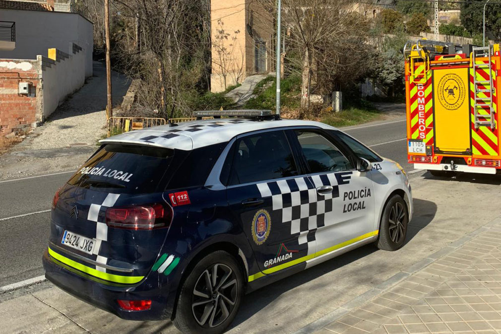 foto policia granada y bomberos desprendimiento arboleda carretera sierra