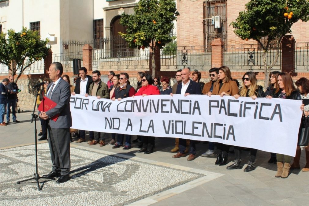 Granada.- La localidad de Pinos Puente muestra su rechazo a la violencia con una concentración y un minuto de silencio