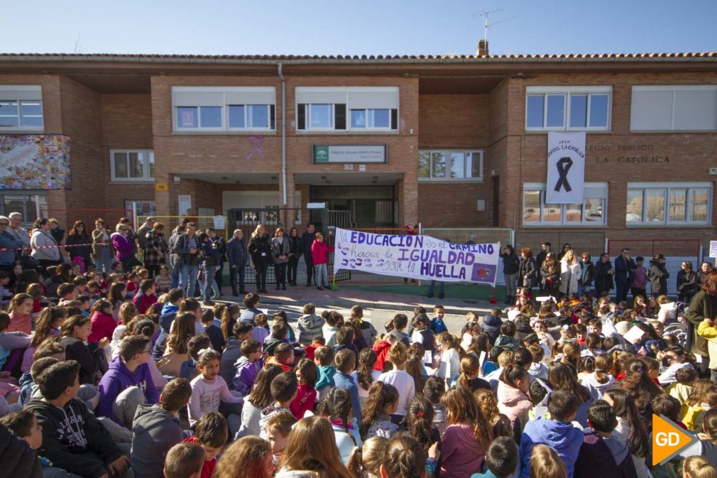 Minuto de silencio en el colegio Isabel la Catolica de la Zubia por la muerte de una de sus maestras