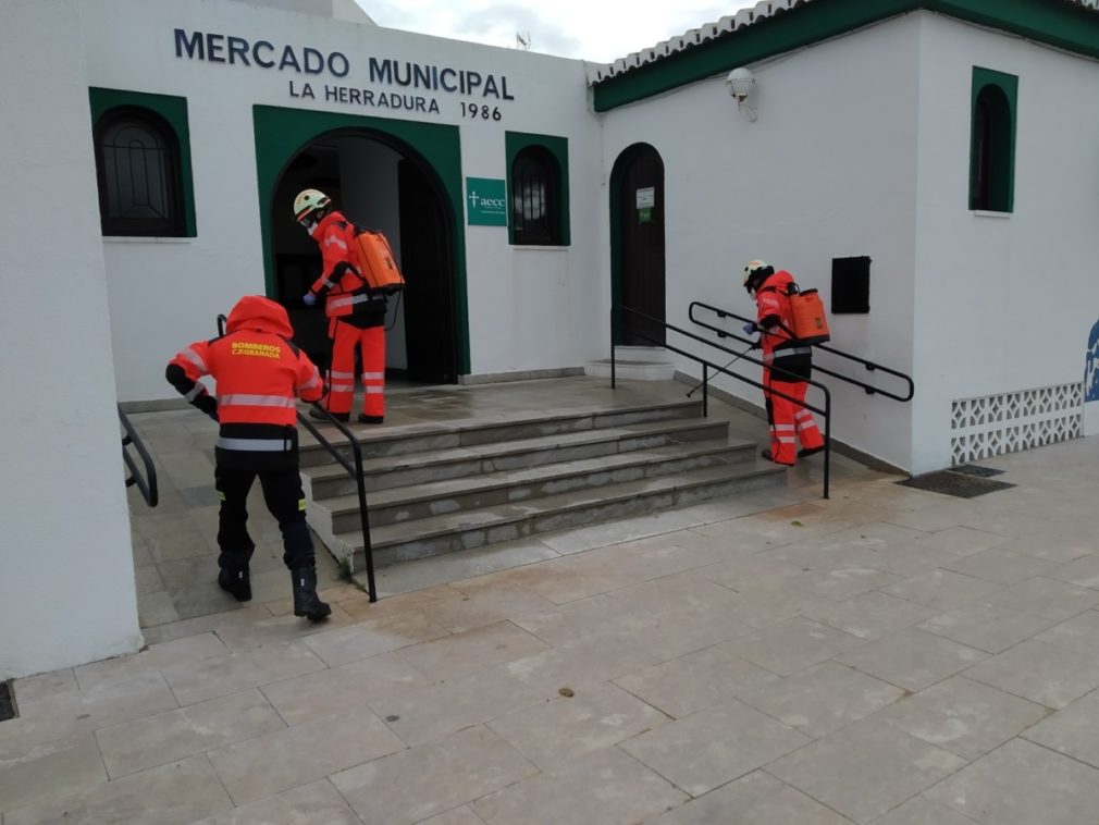 BOMBEROS DESINFECTAN ACCESOS MERCADO LA HERRADURA