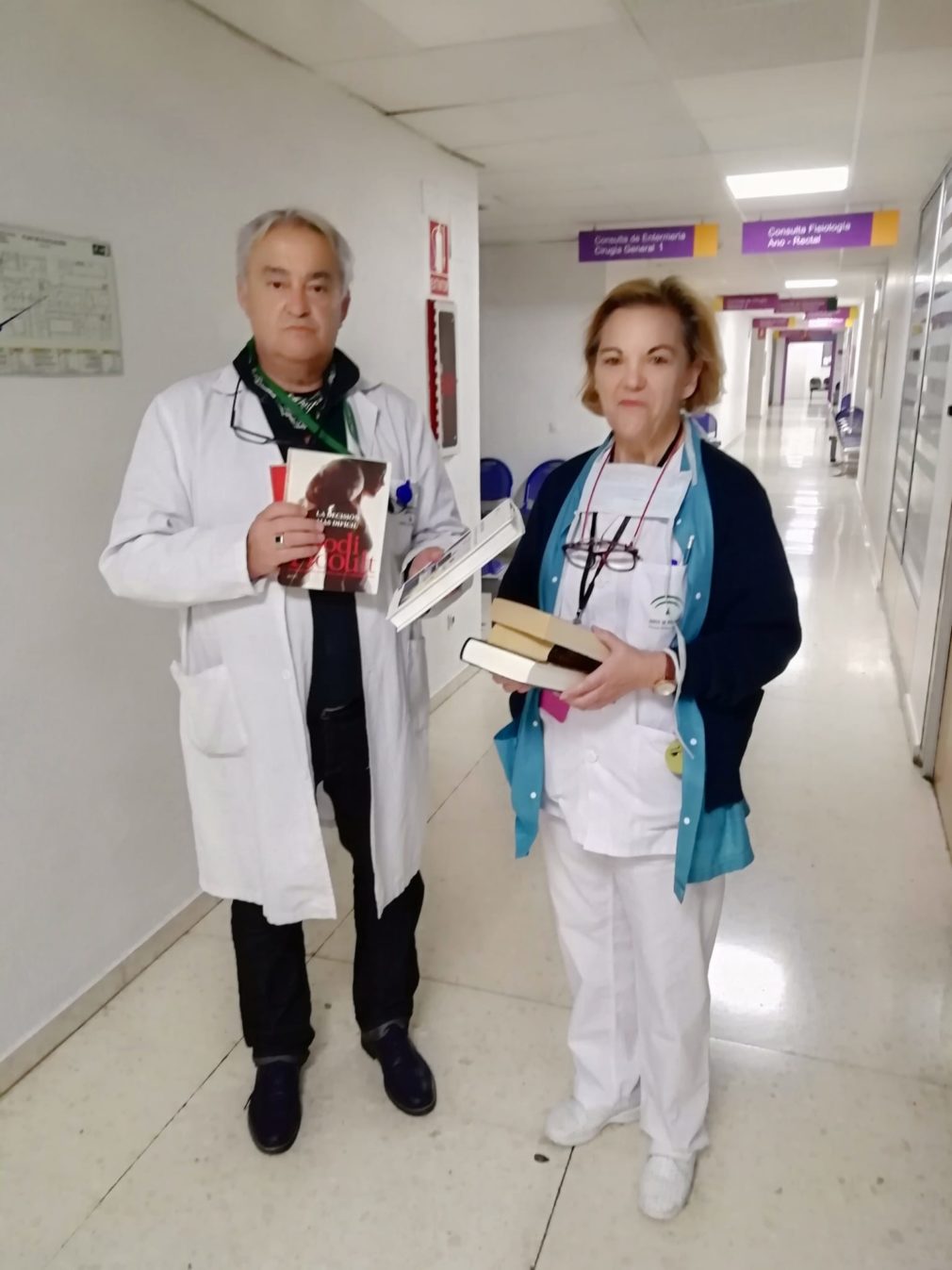 El responsable de la biblioteca del paciente entrega libros a enfermería para regalar a los pacientes