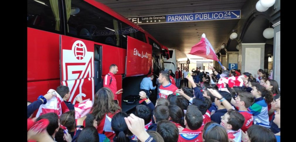 autobus granada hotel concentracion apoyo colegio sagrada familia