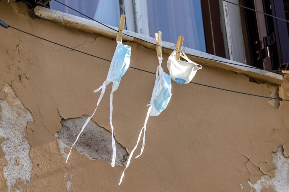 Mascarillas colgadas de una ventana en Roma