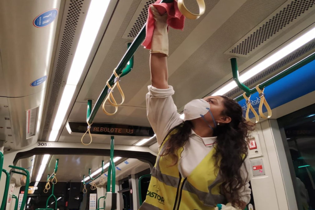 mujer desinfeccion metro granada coronavirus