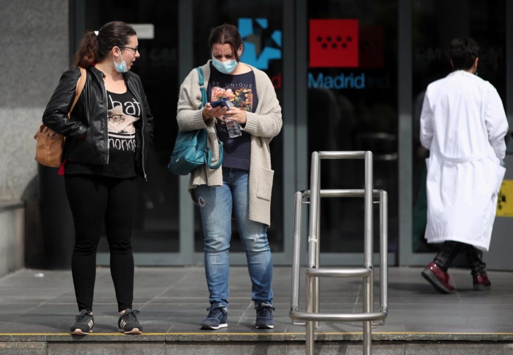 mujeres mascarilla hospital Madrid Foto EP