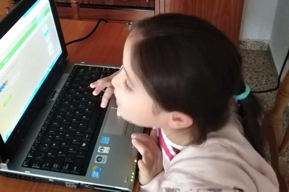 niña recibido ordenador prestado Granada
