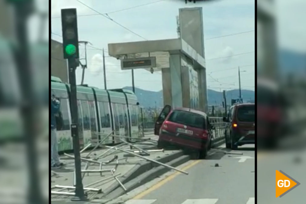 Coche estrellado parada PTS