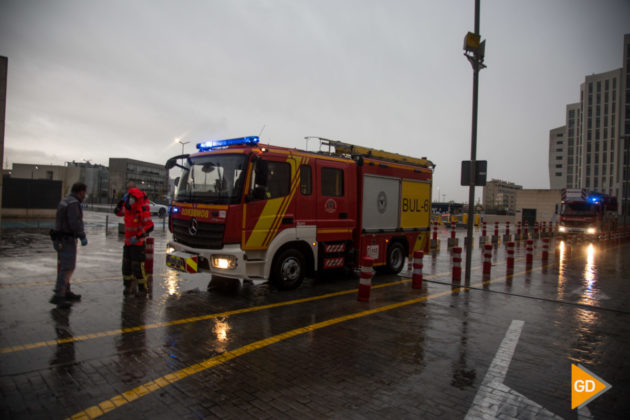 Un vigilante de seguridad y un bombero charlan durante un homenaje en el PTS